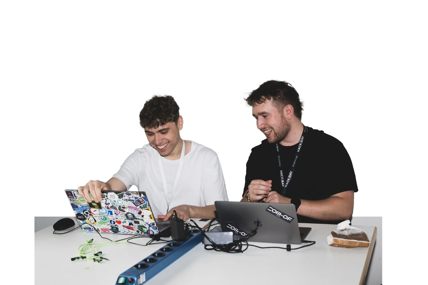 Zwei lachende Fellower mit Laptops beim Hackbay