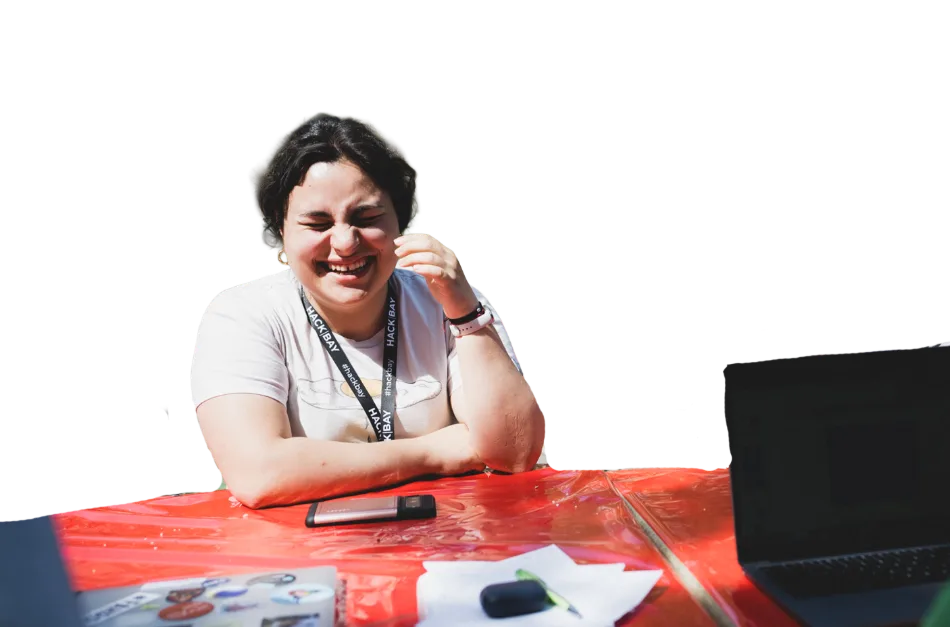 Lachende Teilnehmerin bei einem Hackathon