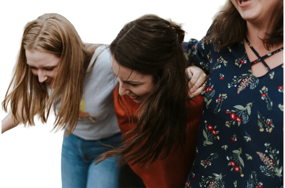 Drei junge Frauen lachen gemeinsam
